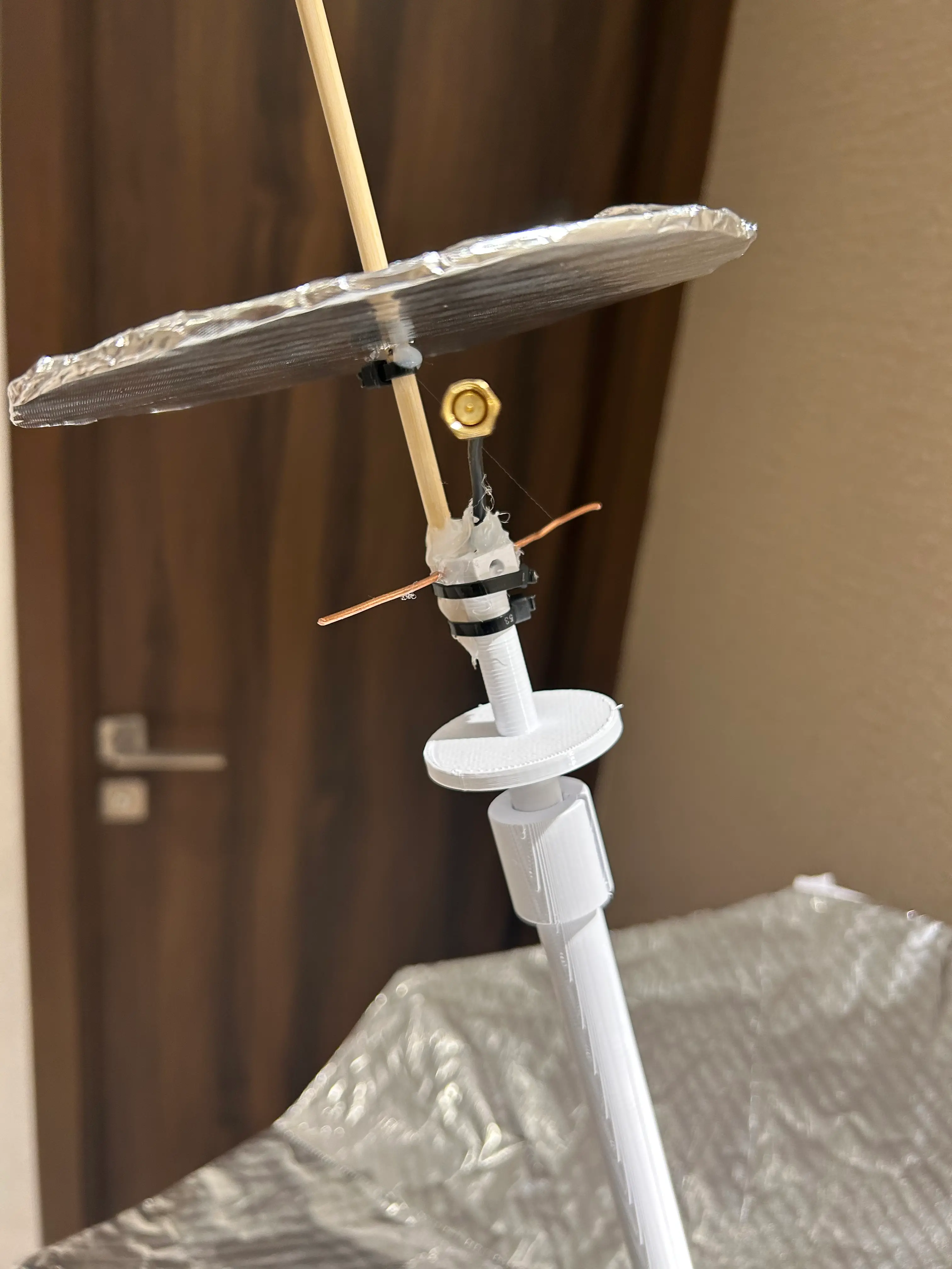 Dish linear feed with quarter wave reflector plate